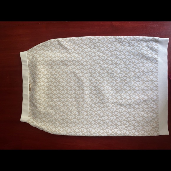 Only wore the skirt once, I decided it wasn't my color. - Picture 3 of 4